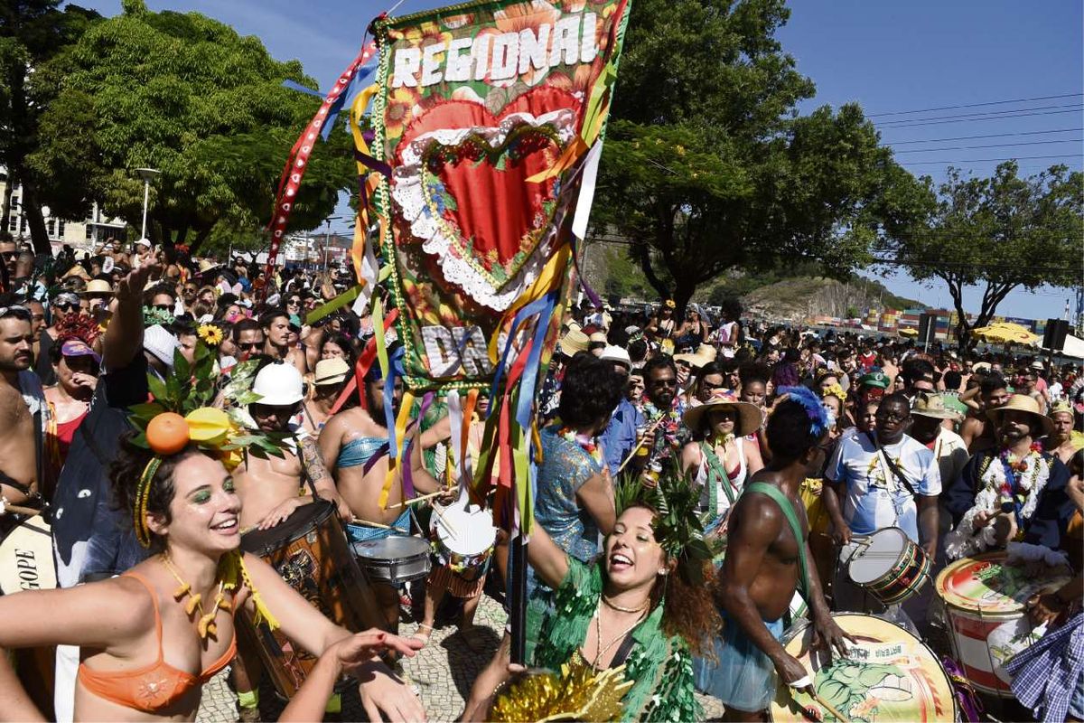 Bloco de rua com foliões fantasiados